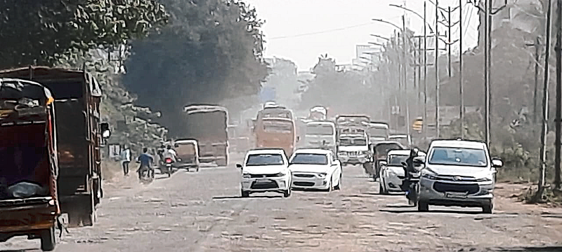 Dust spreading in the area due to the release of mud and soil from the potholes on the road