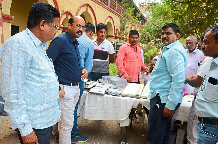 Tehsildar Namdev Patil, Naib Tehsildar Dilip Bari etc. while inspecting the process of sealing voting machines in Gram Panchayat elections.
