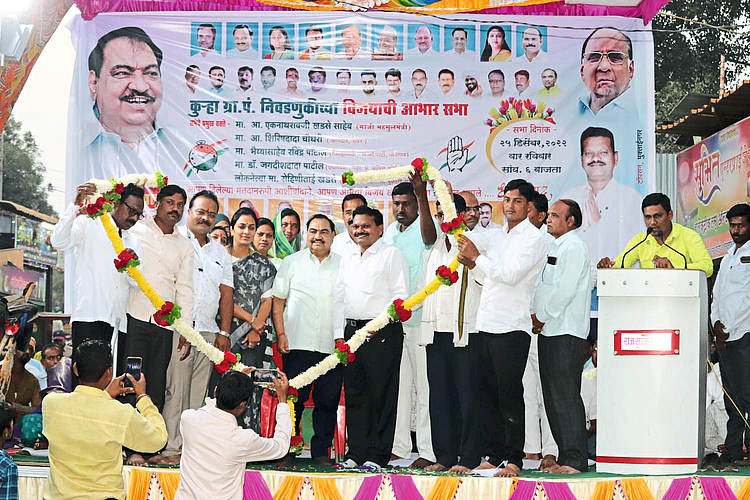 Kurha Kakoda (Muktainagar): MLA Eknathara Khadse felicitated the elected Sarpanch and Gram Panchayat members in the public thanksgiving meeting.