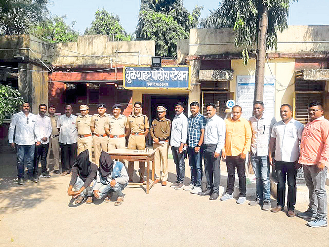 Dhule: Deputy Superintendent of Police S Hrishikesh Reddy, Police Inspector Anand Kokere, Assistant Police Inspector Sandeep Patil and the team along with the suspects arrested along with the material in the Mahadev temple theft case