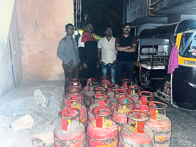 Dhule: A police team along with a rickshaw seized gas cylinders in a raid on an illegal gas pump in Professor Colony