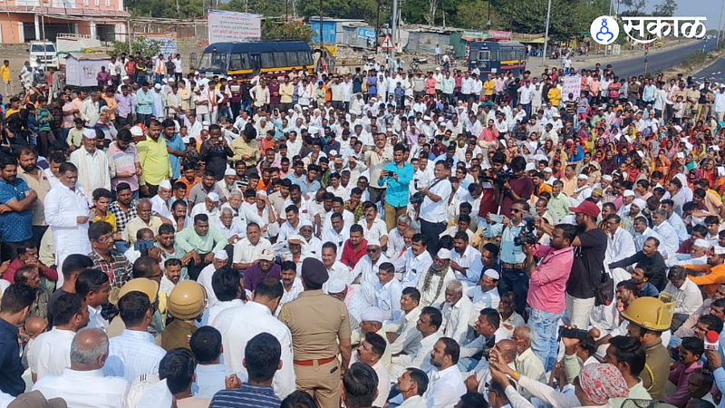 Officials, activists and women of all parties participated in the road block protest for the demand that the re-Ambedari canal should be closed.