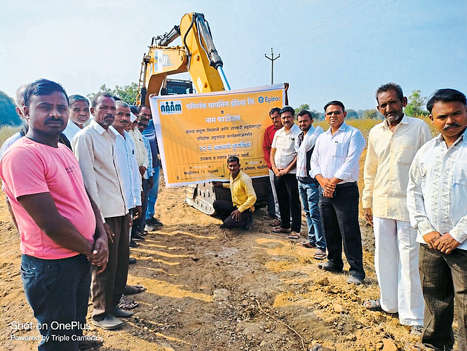 Shidwadi (Chalisgaon): Officials along with farmers on the occasion of the inauguration of the canal