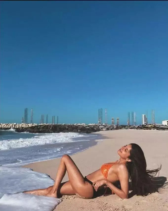 Mallika Agnihotri Photo viral-orange bikini photo
