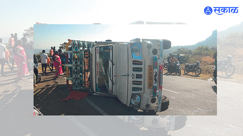 32 passengers were injured when a pick-up of devotees from Dabhadi (Malegaon) overturned five hundred meters from the Dardoi Karvasuli bridge on Saptshringigad