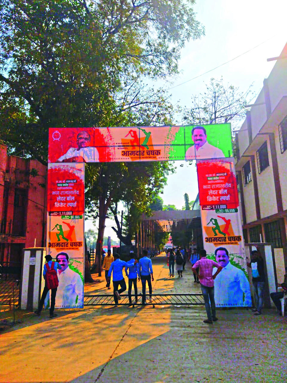 राष्ट्रवादी विद्यार्थी काँग्रेसच्या पदाधिकाऱ्यांनी पुन्हा उभा केलेला तोच फलक.
