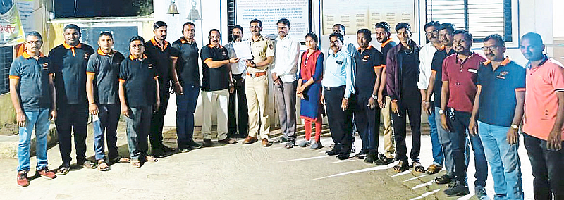 Chalisgaon: Officials of Sahyadri Pratishthan along with Dilip Ghorpade while giving a statement to the officers of rural police station.