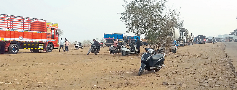 कंदलगाव.आरटीओ सर्कलमध्ये सुविधांची वाणवा.. स्वच्छतागृह नसल्याने उघड्यावर विधी..