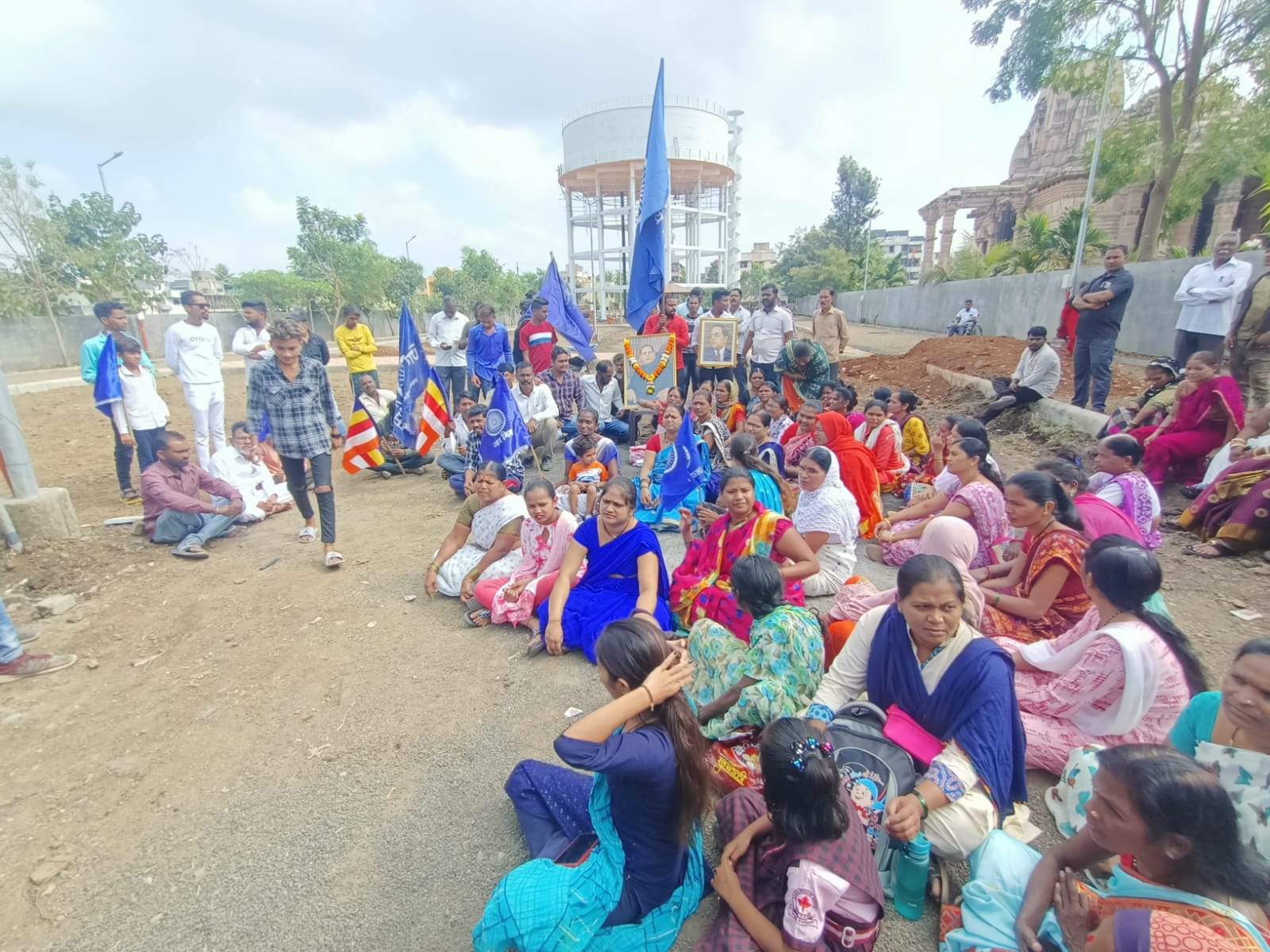 मनपा प्रशासनाने अनधिकृतपणे बसविलेला हा पुतळा पोलिस बंदोबस्तात हटवला.