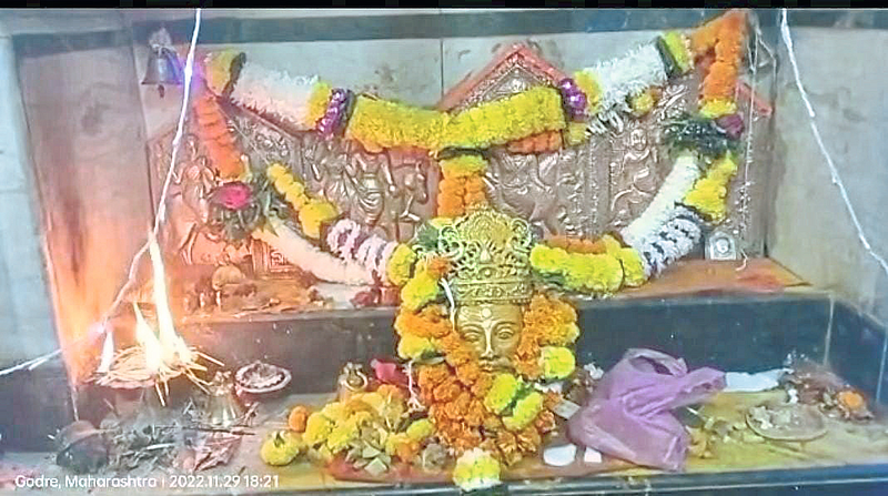 विरभद्र देवाच्या यात्रेला
पांगरीमध्ये भाविकांची गर्दी