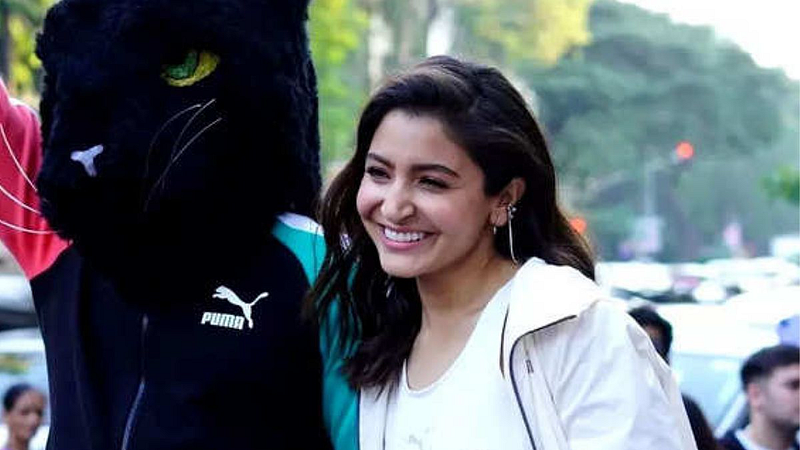 Anushka Sharma Viral Video,arriving in swanky car,causing unnecessary traffic jam