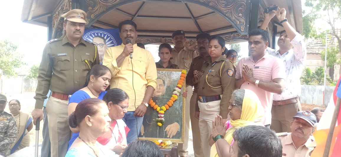 शहरातील जय भवानी रोड परिसरात डॉ बाबासाहेब आंबेडकरांचा पुतळा बसविण्यात आला होता.