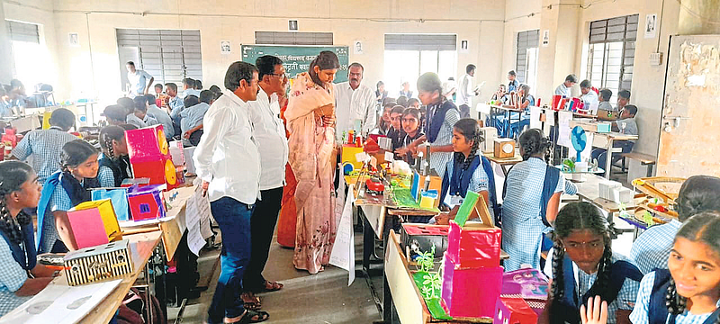 कळस येथे हरणेश्वर विद्यालयात विज्ञान प्रदर्शन