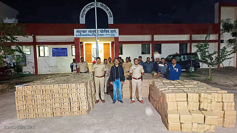 Additional Superintendent of Police Nilesh Tambe, Police Inspector Rahul Kumar Pawar and police personnel along with the illegal liquor seized from Koparli and brought to Nandurbar Taluka Police Station.
