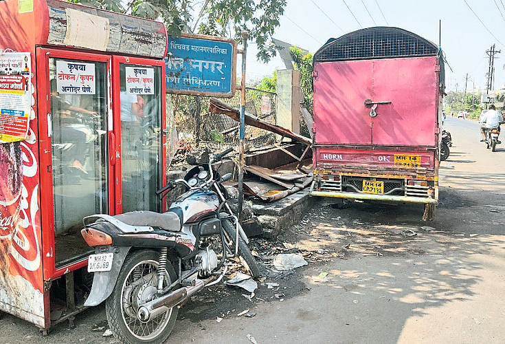 मोशीतील राजा शिवछत्रपती चौकाची दुरवस्था