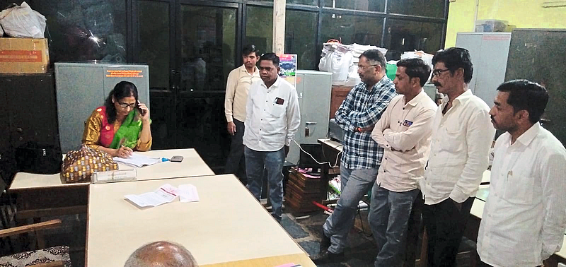 While demanding action against the school which is running without permission, Dr. Chitra Devare, Group Education Officer. A delegation led by Prashant Sonawane.