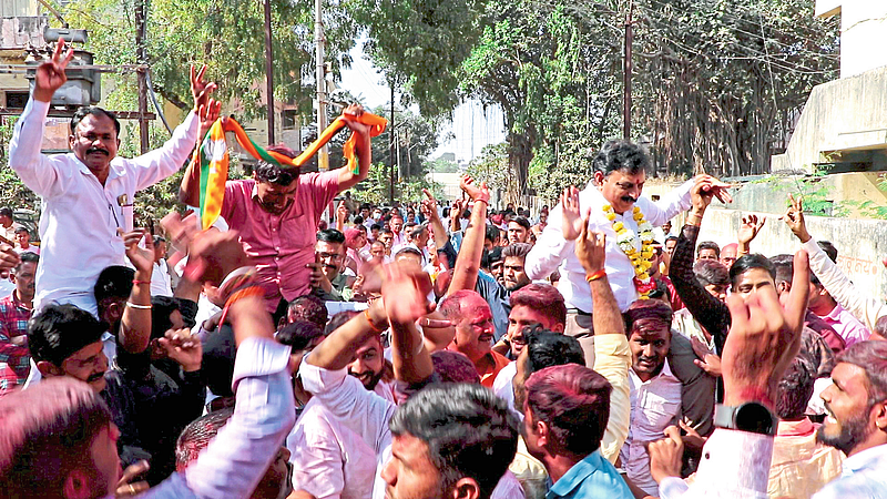 Jalgaon: After the results of the District Milk Development Federation, activists cheering and throwing gulala after the resounding victory of the Farmer Development Panel.