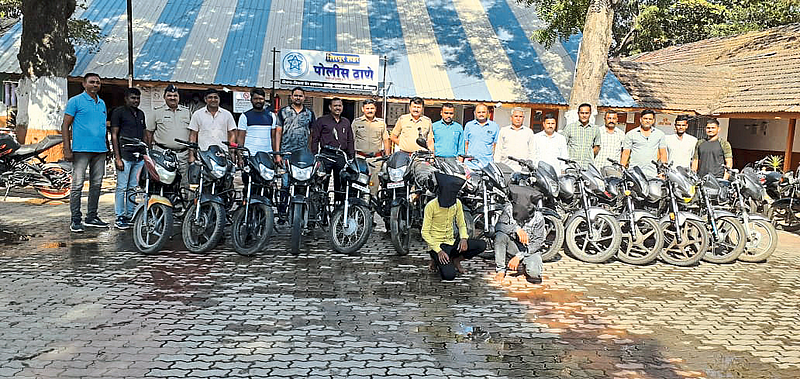 Shirpur: Inspector A along with stolen bikes and thieves seized from Madhya Pradesh. S. Agarkar, officers and staff of the search team