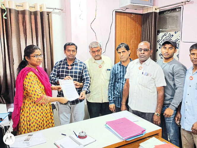 Taloda: MNS taluka chief Vipul Rane, city chief Sudhakar Mali and businessmen while giving a statement to Principal Sapna Vasava