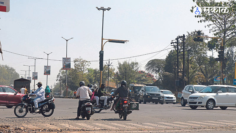 On Aurangabad Road, Mirchi Hotel Chauphuli signal is off due to the exercise of motorists.
