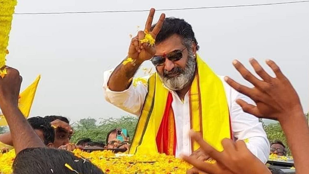 Nandamuri Taraka Ratna: टॉलीवूड हादरलं.. पदयात्रेत गेलेल्या साऊथ  अभिनेत्याला हृदयविकाराचा झटका | Nandamuri Taraka Ratna Cardiac Arrest |  Sakal
