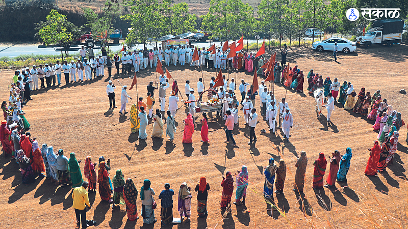 At Anjaneri Mr. Yogiraj Tukarambaba's palanquin was paraded, at which time the warkaris who participated chanted Harinama.