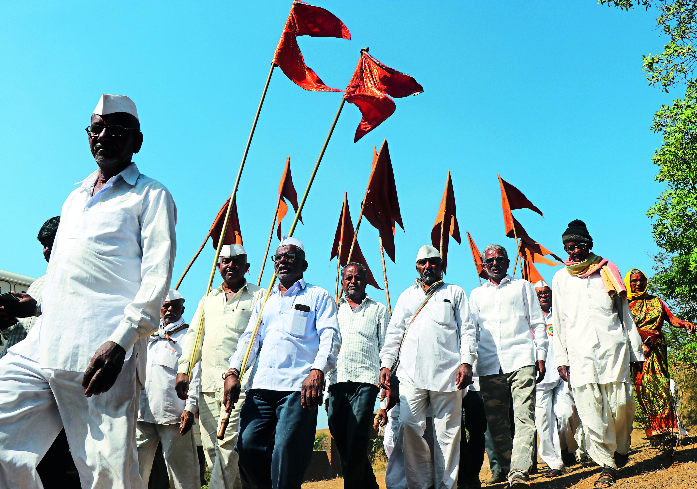 भगवा ध्वज घेऊन, हरिनामाचा गजर करत संत निवृत्तिनाथ महाराज यात्रेनिमित्त त्र्यंबकेश्वरकडे जात असलेल्या वारकऱ्यांचे हे दृश्य.