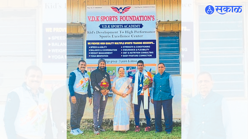 While felicitating player Dilip Gavit and guide Vaijnath Kale, President of Dang Seva Mandal Hemlata Bidkar, Principal Dr. R. B. Toche, Sports Director Dr. Narendra Patil.
