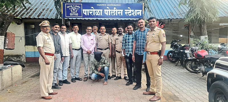 Parola: Police inspector Ramdas Wakode, investigating officer Shekhar Domale and police personnel along with the arrested suspect