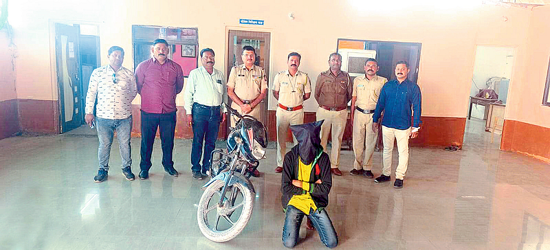 Dhule : Suspects and squad present with bike seized by Deopur police