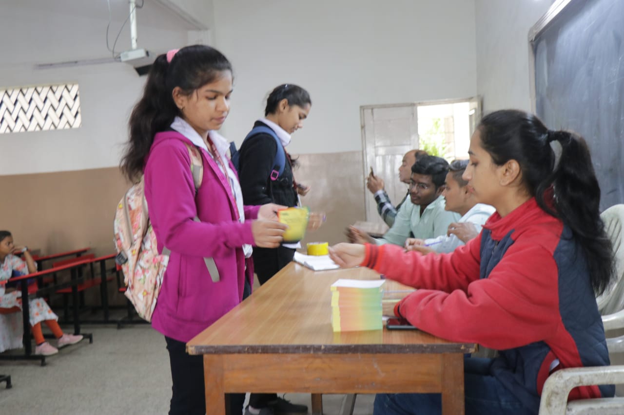सर्व नियमांचे काटेकोर पालन करत मतदानाला सुरुवात