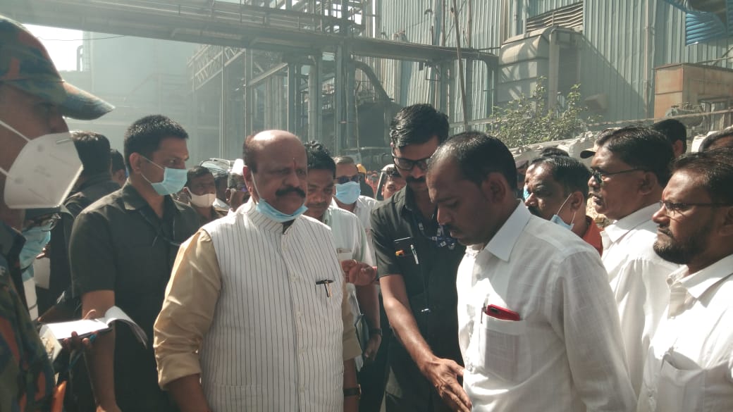 कामगार मंत्री सुरेश खाडे दुर्घटनाग्रस्त ठिकाणी पाहणी साठी दाखल झालेले आहेत