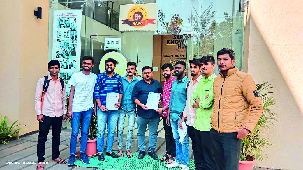 विद्यार्थ्यांकडून उमेदवारी अर्ज स्वीकारताना गणेश जगदाळे.