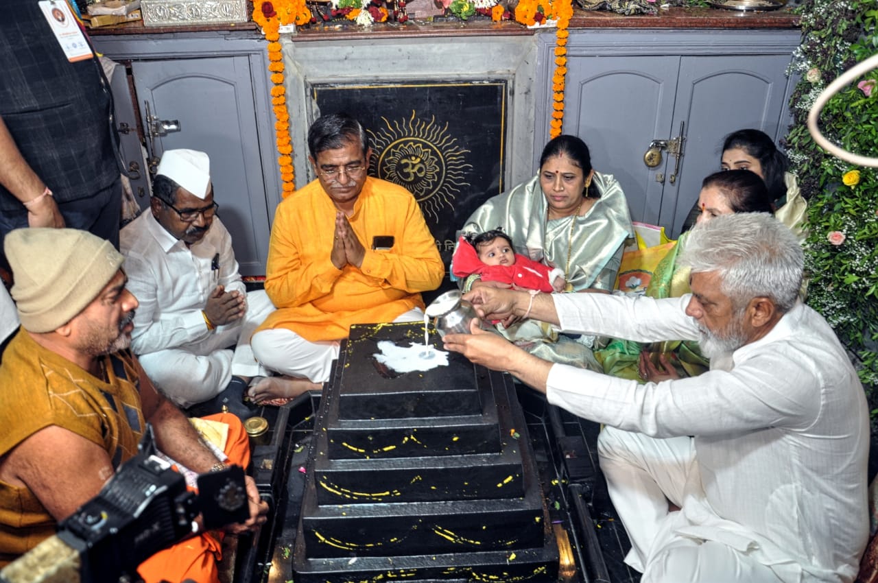 संत निवृत्तीनाथ महाराज यात्रेनिमित्त त्र्यंबकेश्वर येथील निवृत्तीनाथ महाराज मंदिरात पालकमंत्री दादा भुसे यांनी पूजन केले.