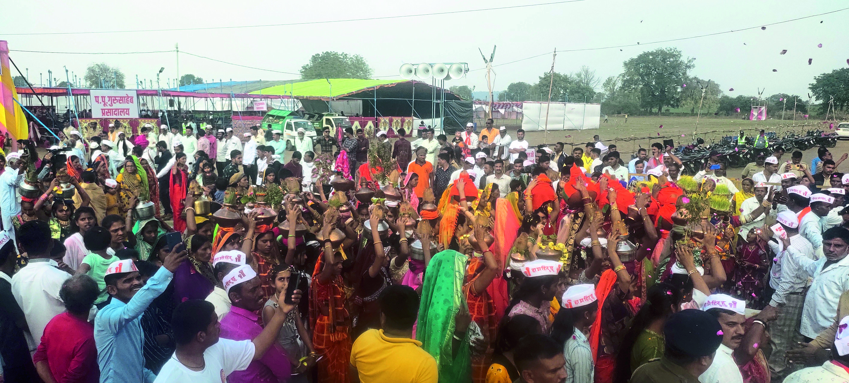 बंजारा कुंभासाठी दाखल झालेले समाजबांधव.