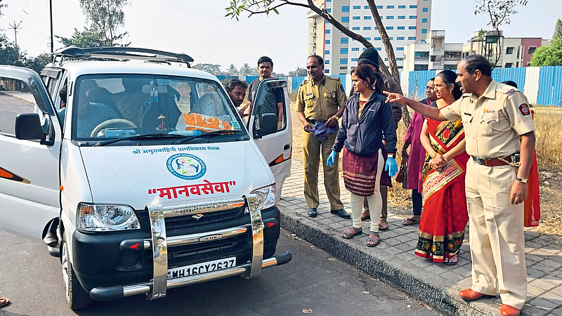 Inspector Devidas Wanjale, Archana Jadhav, Mangesh Baviskar etc while sending a psychotic woman for treatment