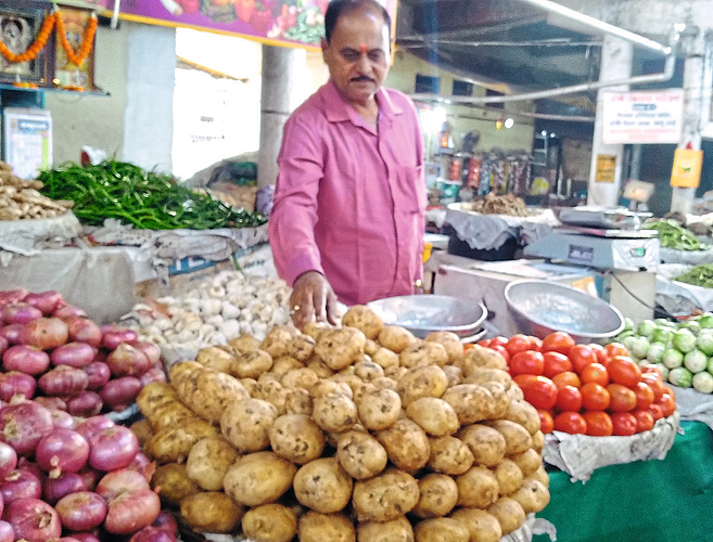 बाजारात बटाट्याची आवक सुरू