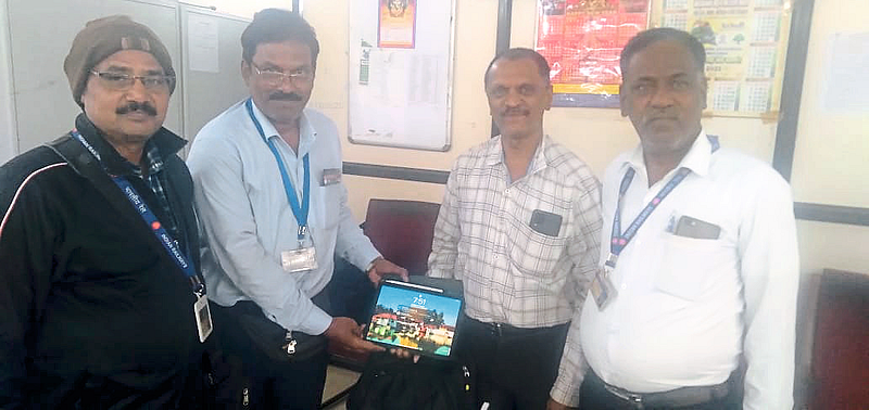 Bhusawal: While giving the bag to the passenger Vijay Chaudhary, V. L. Athawale etc