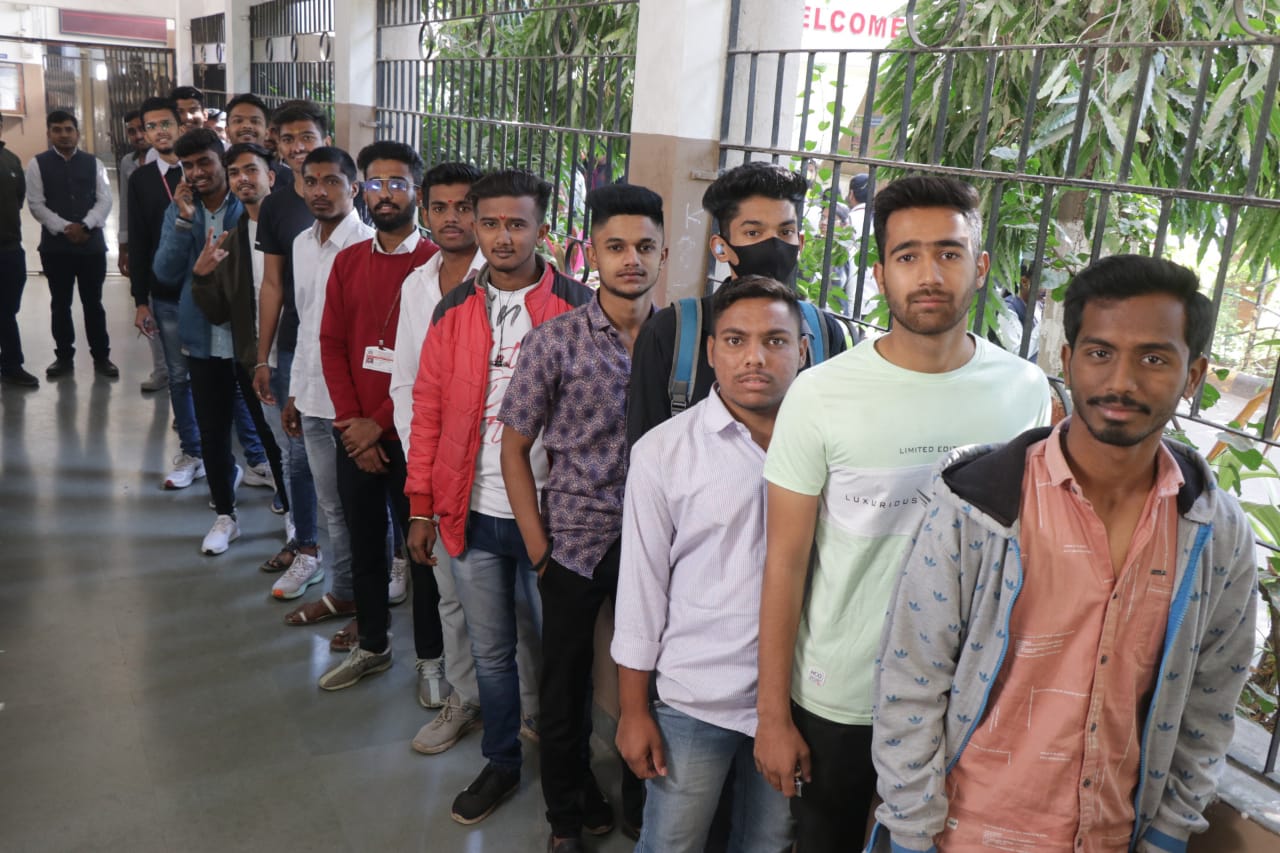 यंग ब्रिगेडची मतदानासाठी गर्दी
