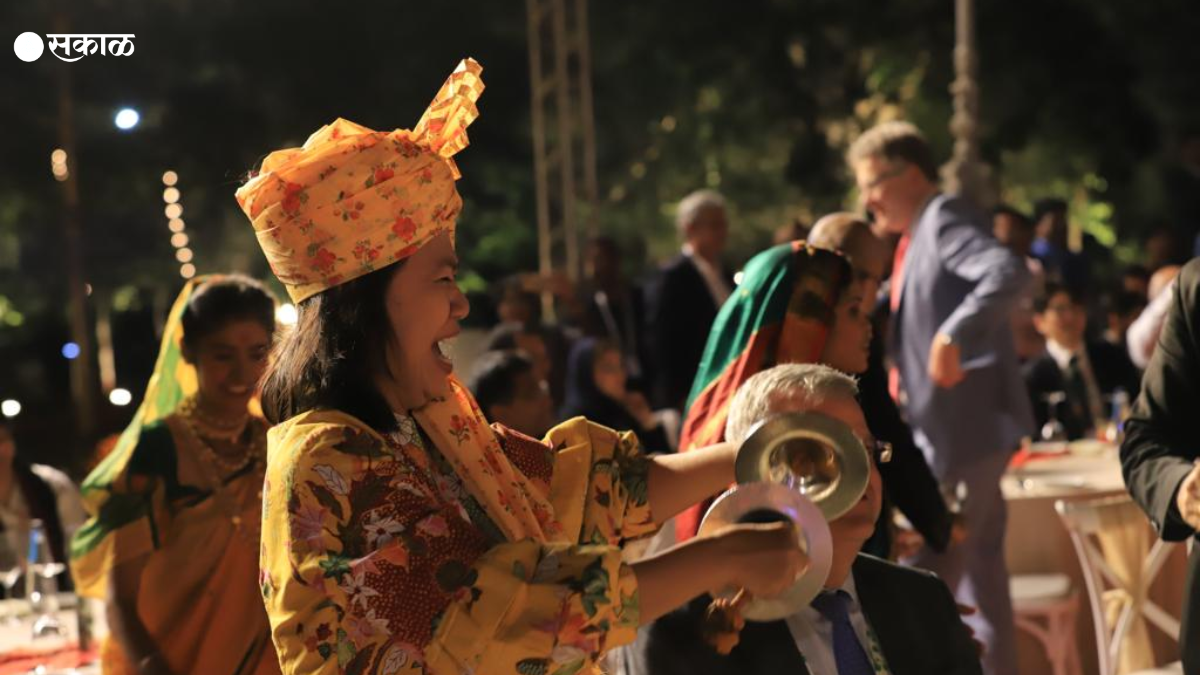 हे पाहुणे ढोल पथकासोबत ढोल ताशा वाजवताना आणि लेझीम खेळताना पहायला मिळाले.