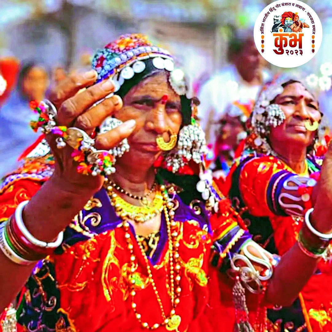 कुंभासाठी दाखल झालेल्या पारंपरिक वेशभूषेतील महिला.