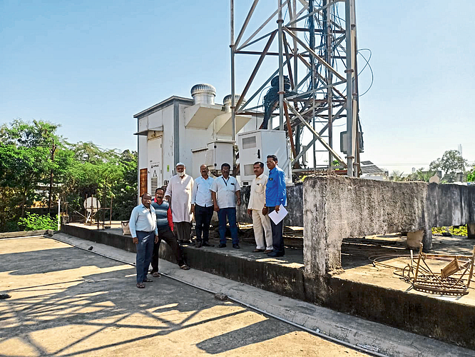 Dhule: A Municipal Corporation team on Wednesday sealed the mobile tower in Budgujar Plot area, Prabodhankar Thackeray Complex for non-payment of property tax arrears