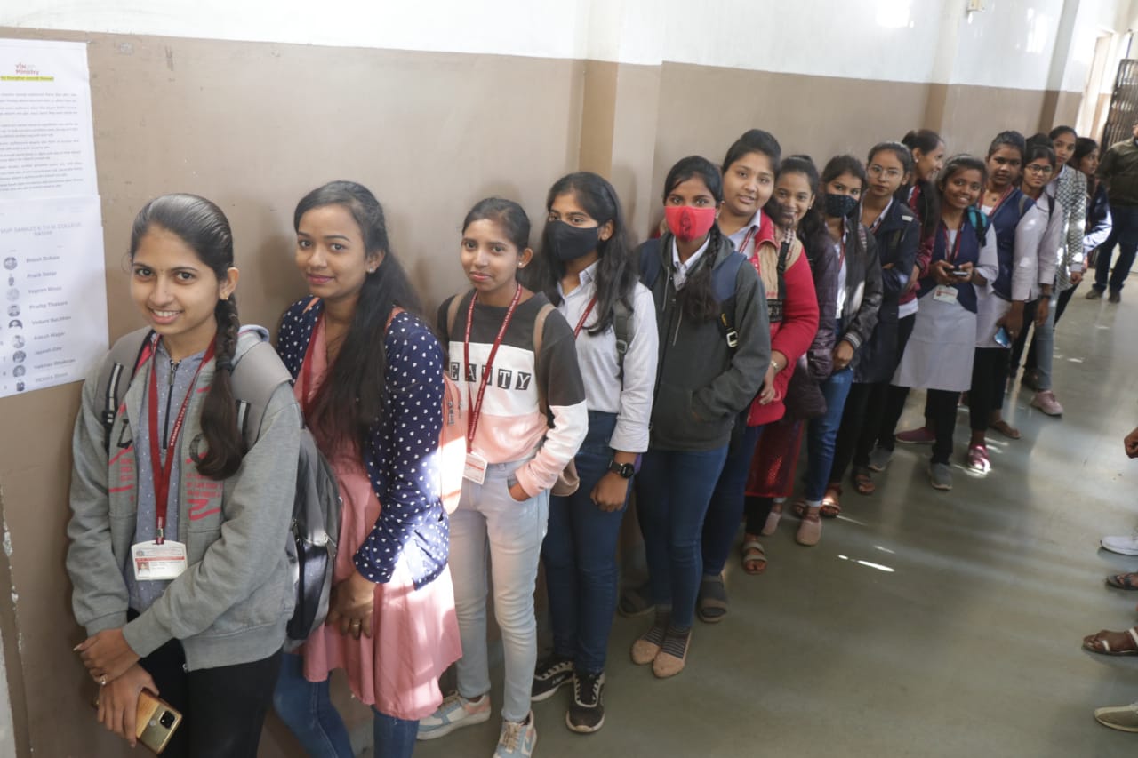 यंग ब्रिगेडची मतदानासाठी गर्दी