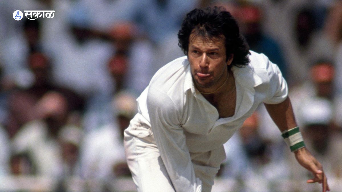 3 इम्रान खान (Imran Khan)
पाकिस्तानला वर्ल्डकप जिंकून देणारे वेगवान गोलंदाज इम्रान खान हे जागतिक स्तरावरील एक महान वेगवान गोलंदाज म्हणून ओळखले जातात. त्यांनी आपल्या कारकिर्दित 88 कसोटी आणि 175 वनडे सामने खेळले आहेत. मात्र एकाही सामन्यात त्यांनी एकही नो बॉल टाकलेला नाही.