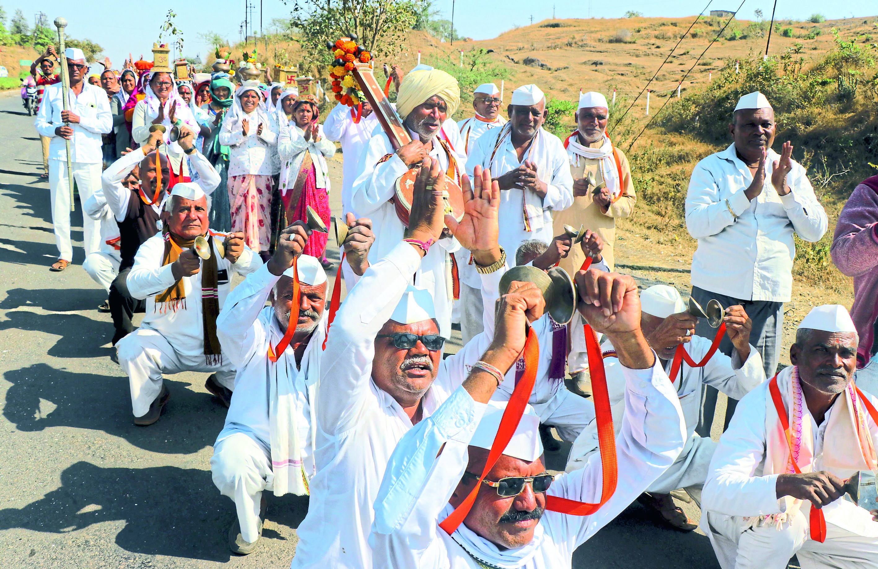 हरिनामाचा गजर करत संत निवृत्तिनाथ महाराज यात्रेनिमित्त त्र्यंबकेश्वरकडे जात असलेल्या वारकऱ्यांचे हे दृश्य.