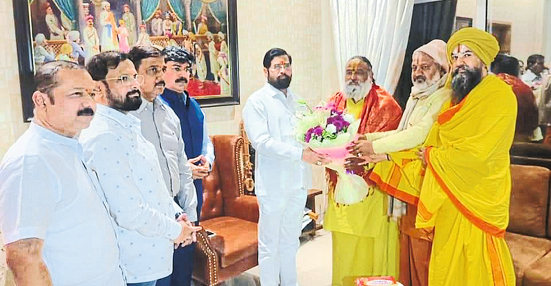 Mahant Shashikant Das Maharaj, Head of Mahaarti on Sharyu River inviting Chief Minister Eknath Shinde to visit Ayodhya