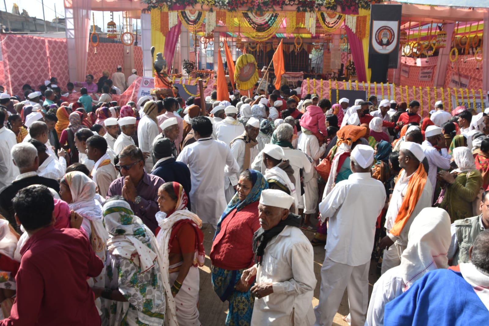 दर्शनासाठी वारकऱ्यांची मोठी गर्दी आहे