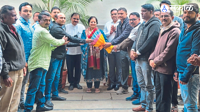 Cleaning staff of the Municipal Corporation while expressing their gratitude for the decision of the government to give the double and MLA Farande for his efforts