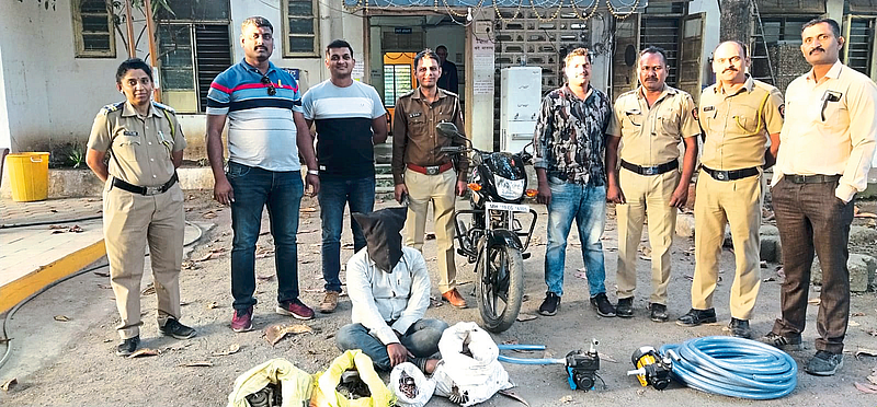 Jalgaon: Assistant Inspector Kishore Pawar with the team to catch the thief