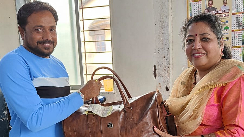 Due to promptness of TC bag forgotten in local is returned to passengers mumbai railway